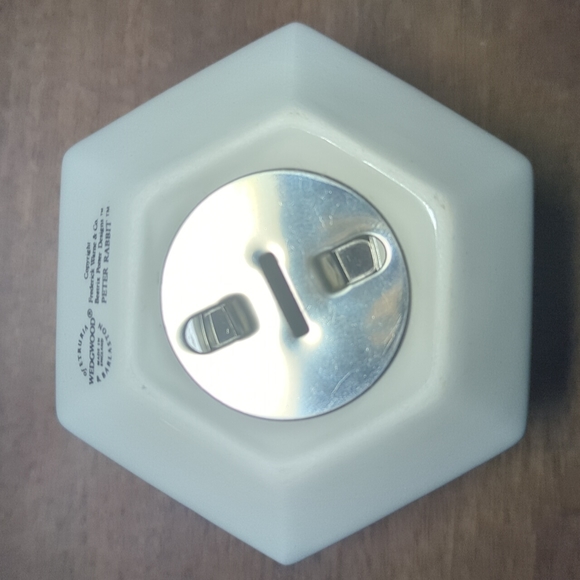 WEDGWOOD of Etruria Beatrix Potter Peter Rabbit Bank - Picture 7 of 8